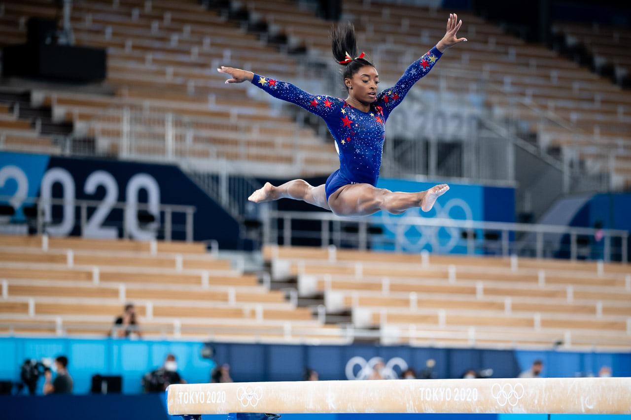 Após desistir de cinco provas, Simone Biles vai disputar final da trave