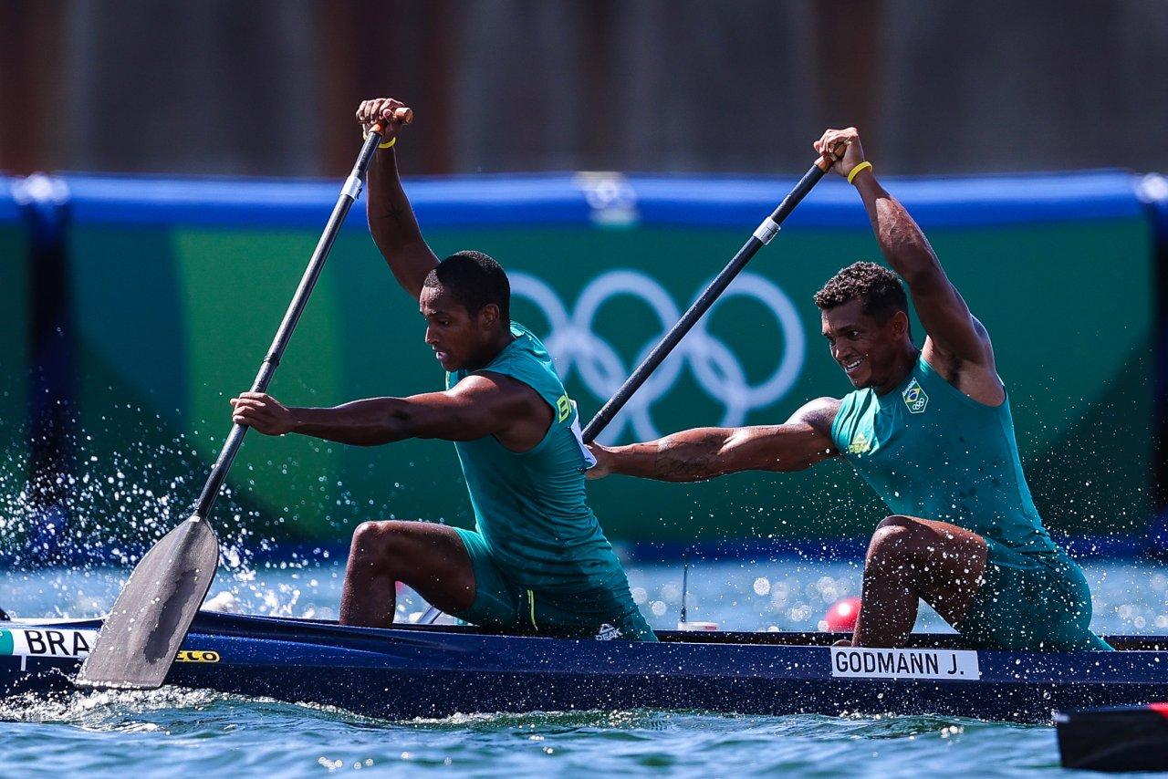 Isaquias Queiroz e Jacky Godmann ficam em 4º na final da canoagem velocidade