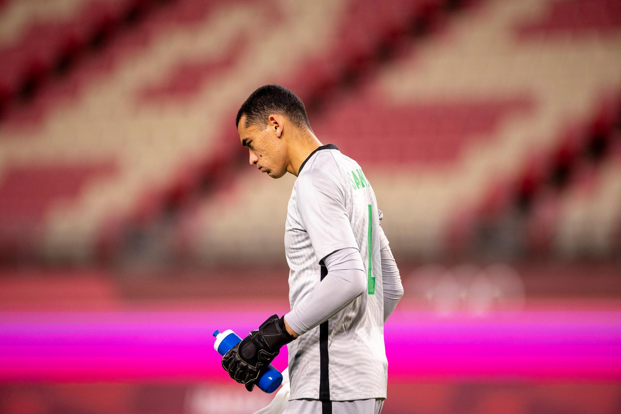 Bruno Guimarães exalta frieza de Santos nos pênaltis: “Craque da posição”