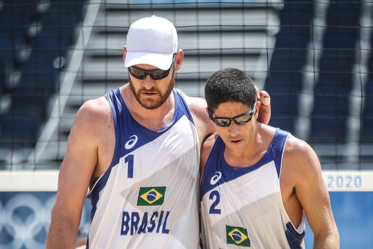 Alison e Álvaro Filho perdem e Brasil fica sem medalha no vôlei de praia pela 1ª vez
