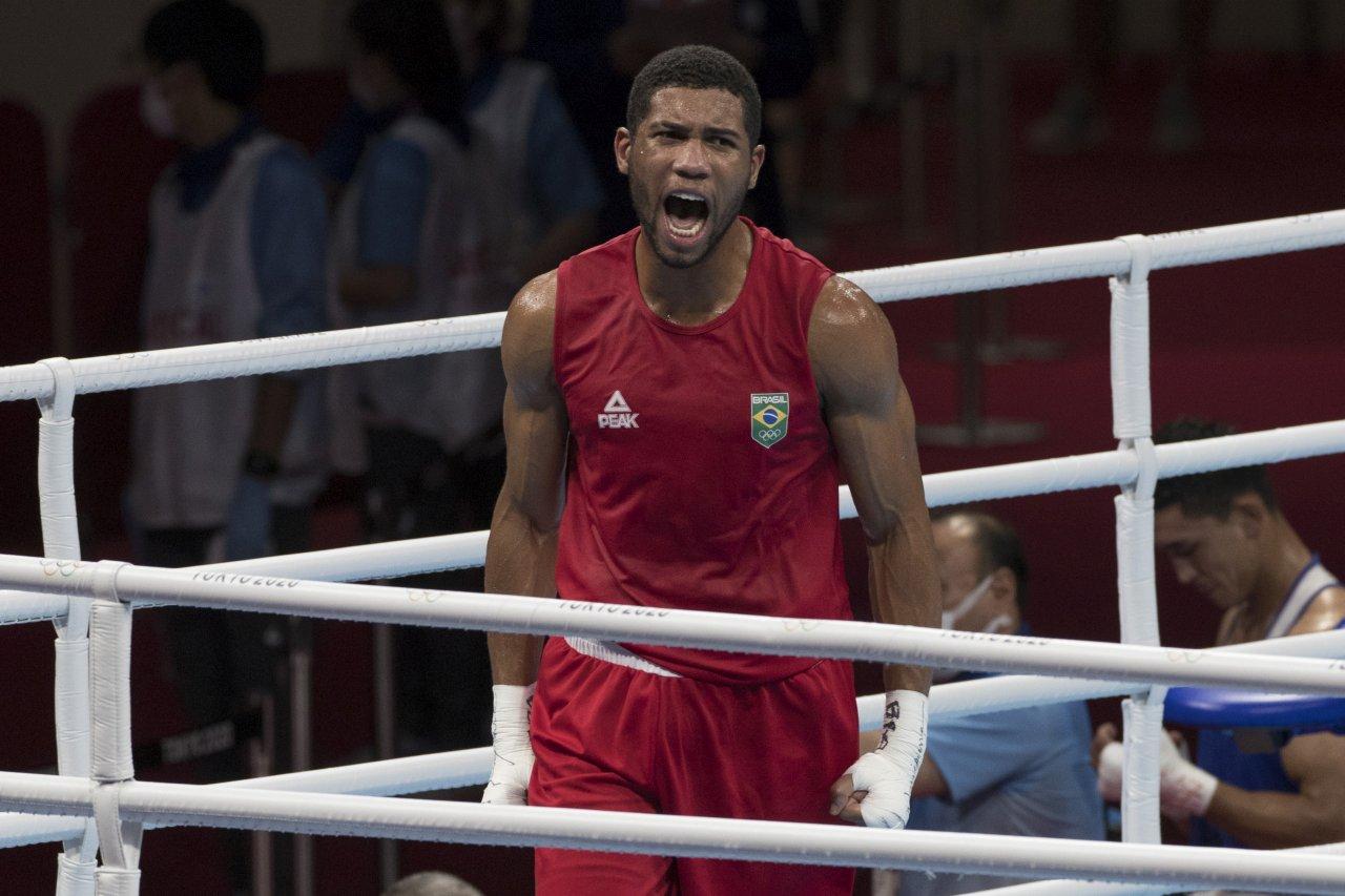 Hebert Conceição surpreende russo e consegue vaga na final do boxe