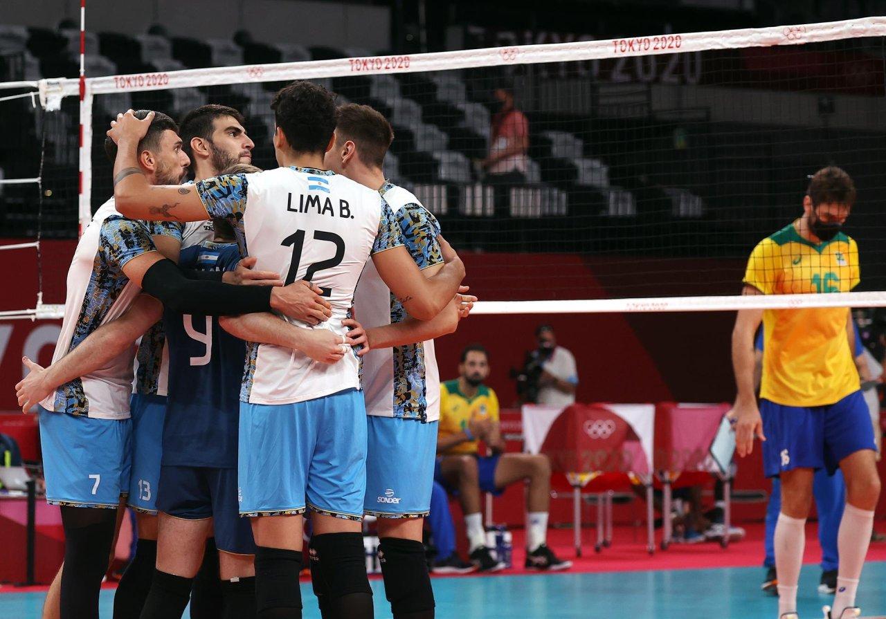 Brasil perde para a Argentina e fica sem medalha no vôlei masculino