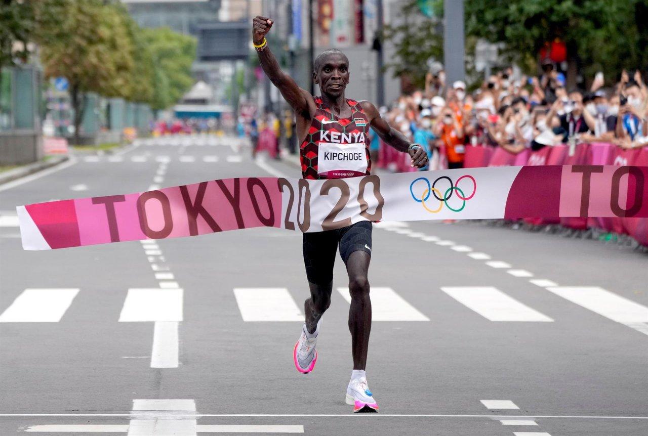 Kipchoge confirma favoritismo na maratona e se torna bicampeão olímpico