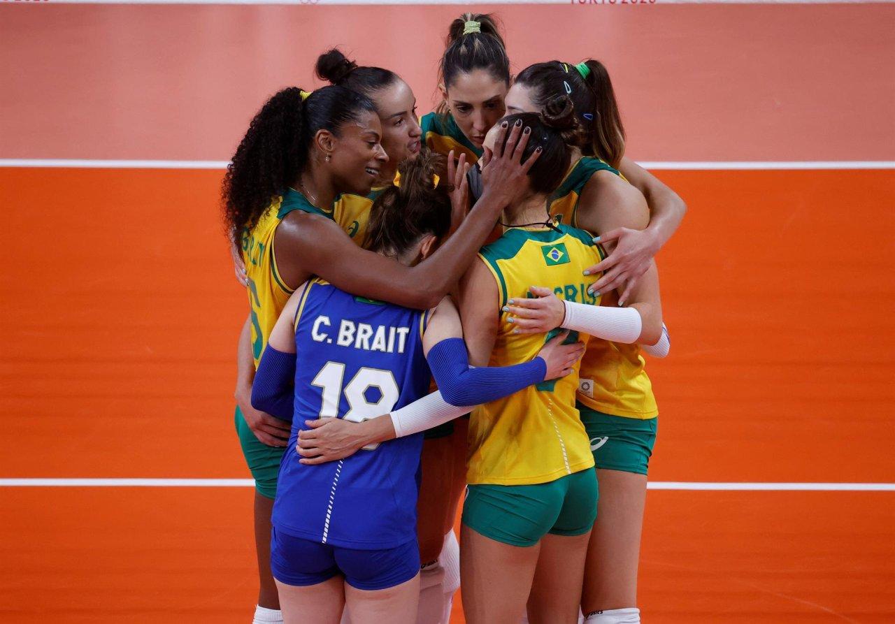 Brasil não segura americanas e sai com a medalha de prata no vôlei feminino