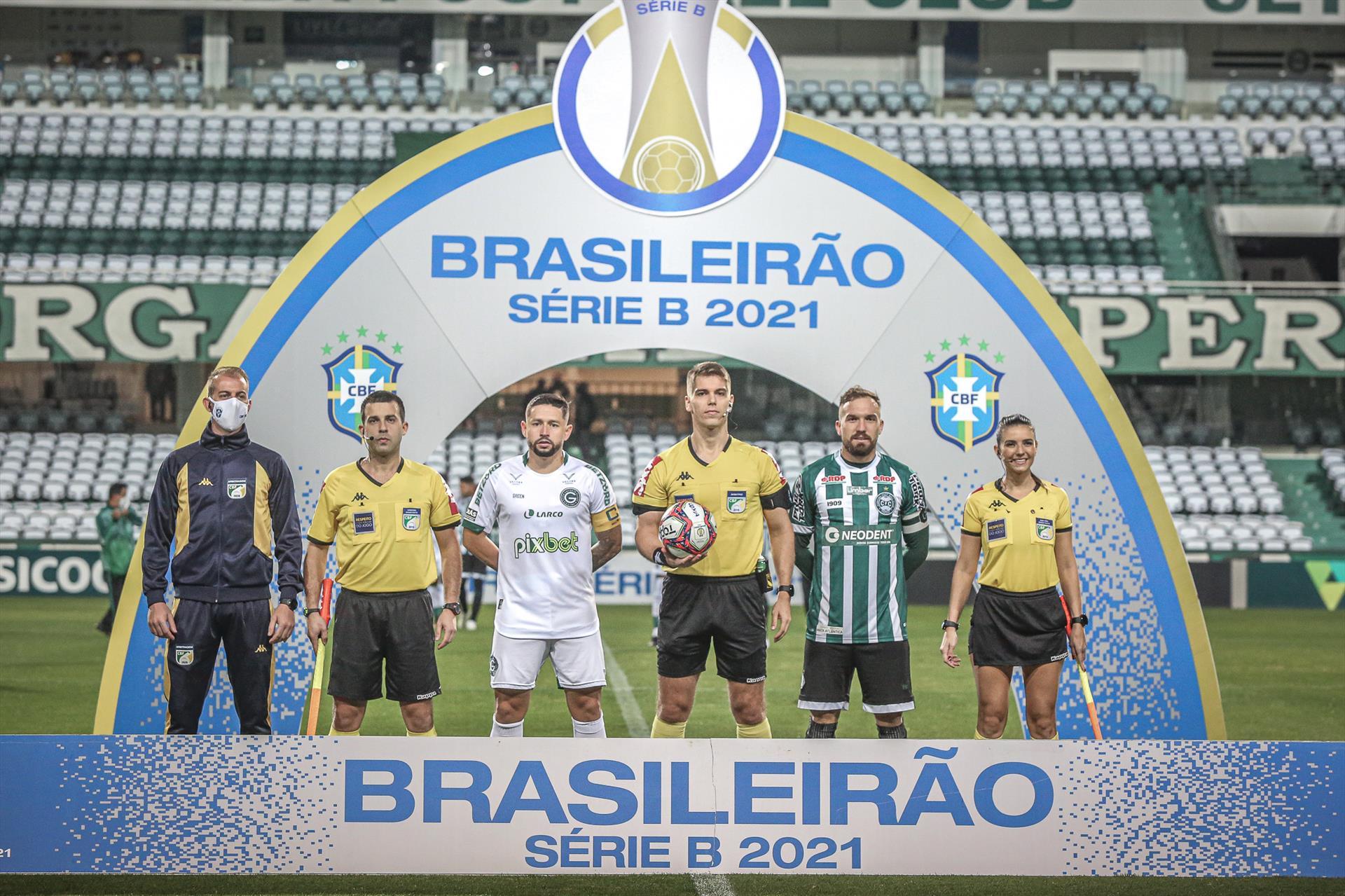 Coxa formaliza terceira reclamação contra arbitragem e aguarda VAR na Série B