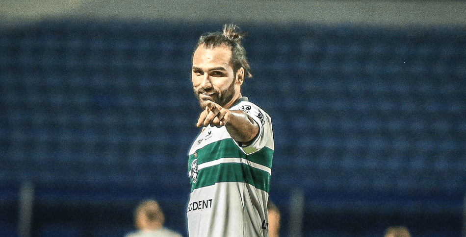 Léo Gamalho resolve mais uma vez para o Coxa