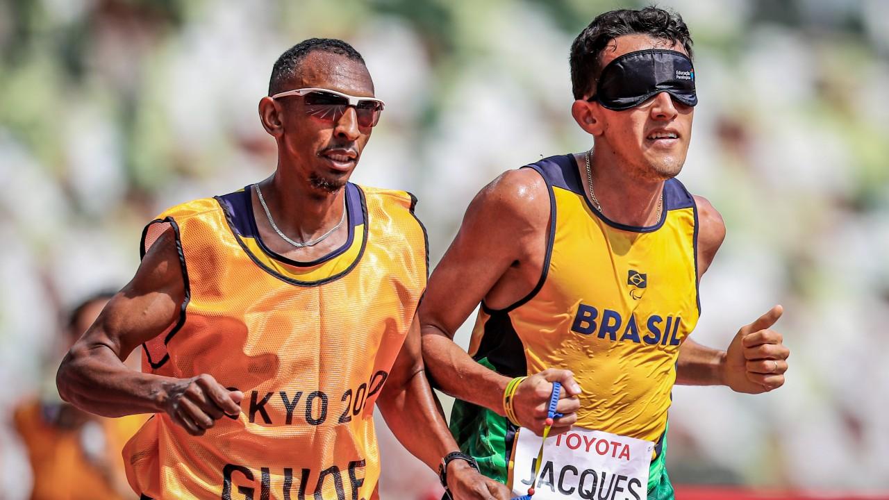 Yeltsin passa japonês no final e conquista ouro nos 5.000m nos Jogos Paralímpicos