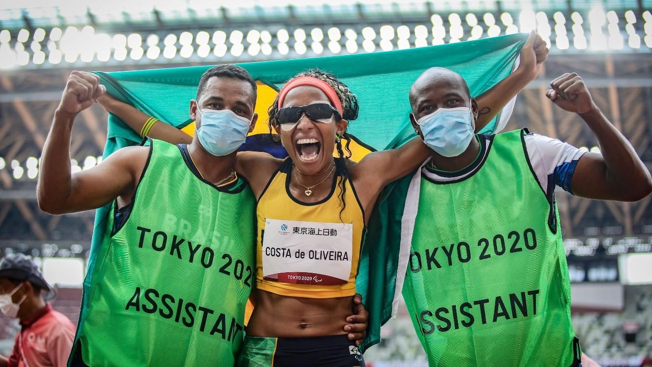 Em Tóquio, Silvânia é bicampeã paralímpica no salto em distância