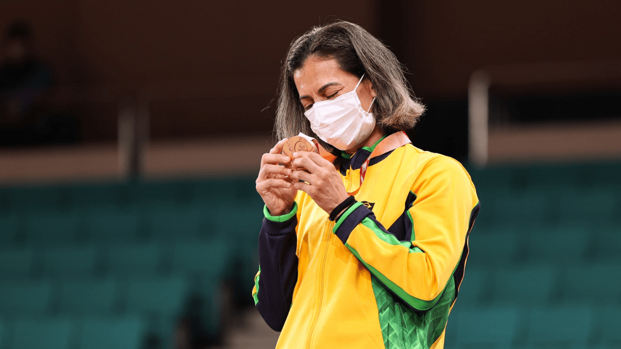 Lúcia Araújo é bronze e conquista 1ª medalha do judô brasileiro