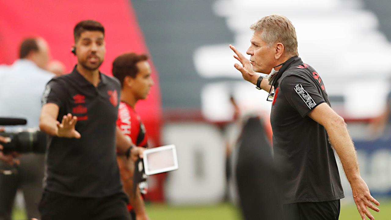 Athletico não tem time e não tem técnico: Petraglia está refém de Autuori