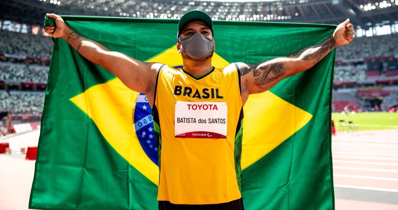 Claudiney Batista leva medalha de ouro no lançamento de disco F56 na Paralimpíada