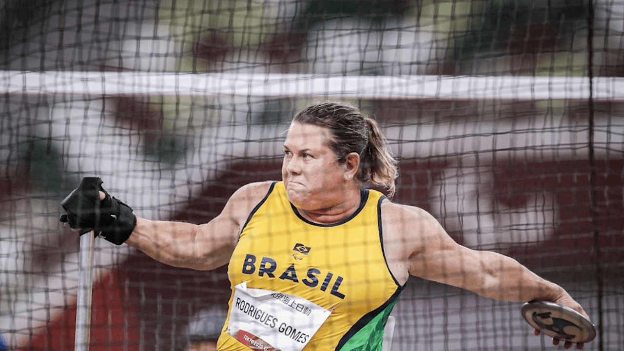 Beth Gomes quebra recorde mundial e leva ouro no  lançamento de disco