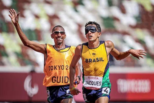 Yeltsin bate recorde mundial e conquista o 100º ouro paralímpico do Brasil