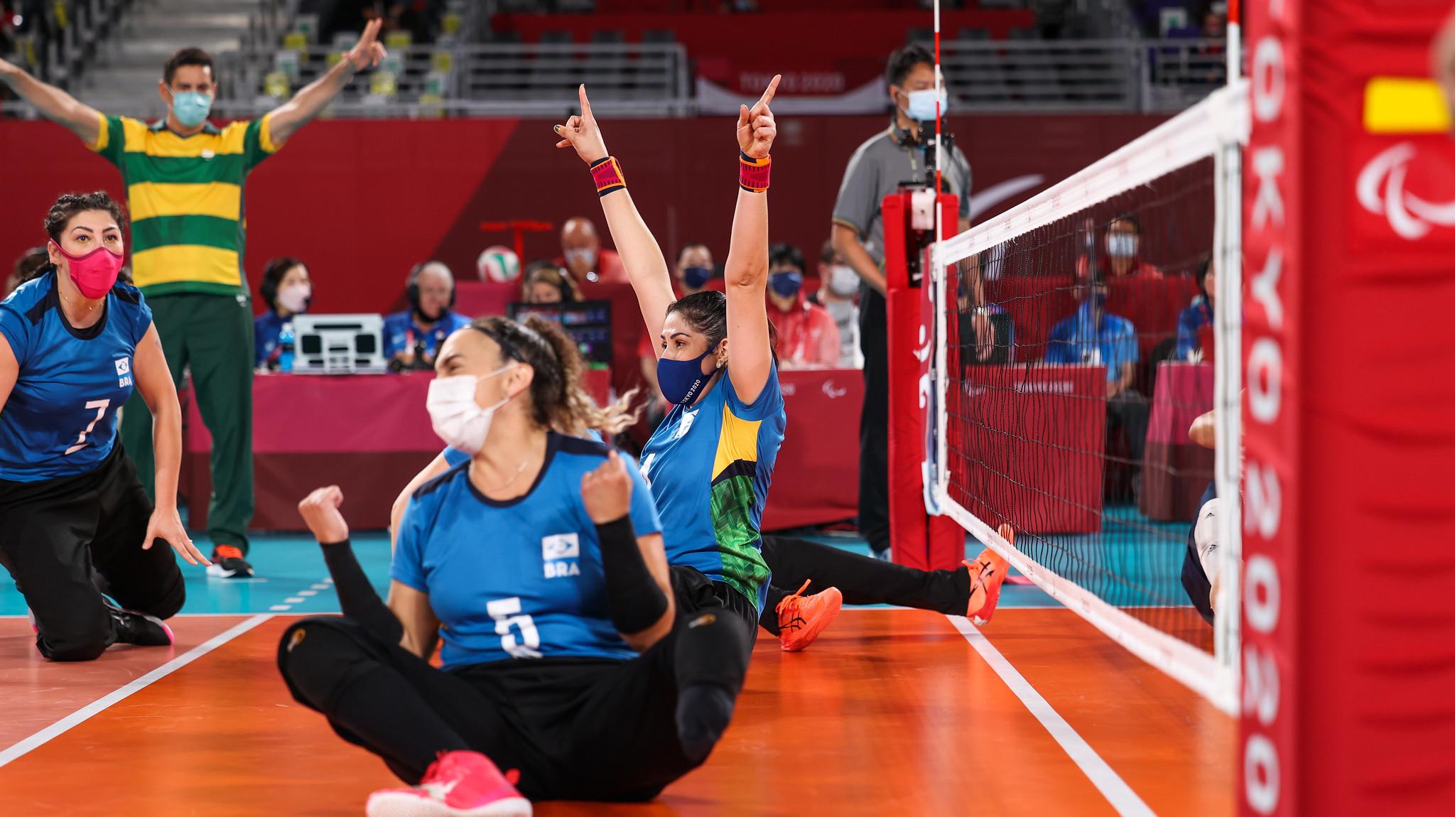 Brasil bate Canadá e fica com bronze no vôlei sentado feminino