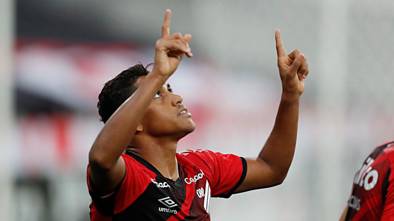 Pedro Rocha comemora gol pelo Athletico.