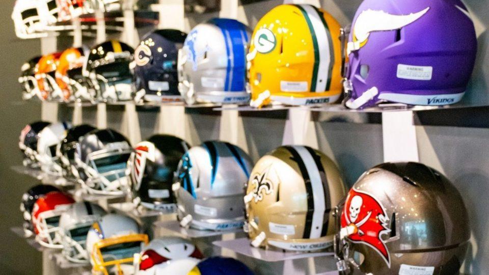 NFL: Coleção de troféu, capacetes, camisa em loja de Curitiba