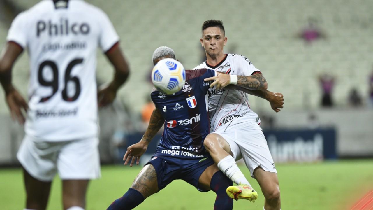 Athletico sofre com apagão defensivo e vira presa fácil para o Fortaleza