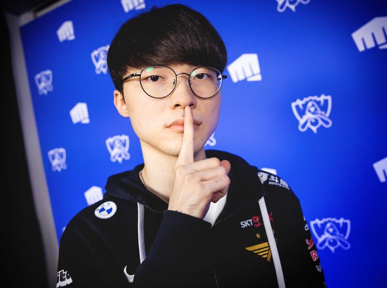 Semifinais do Worlds 2021 escancaram a diferença entre Ocidente e Oriente