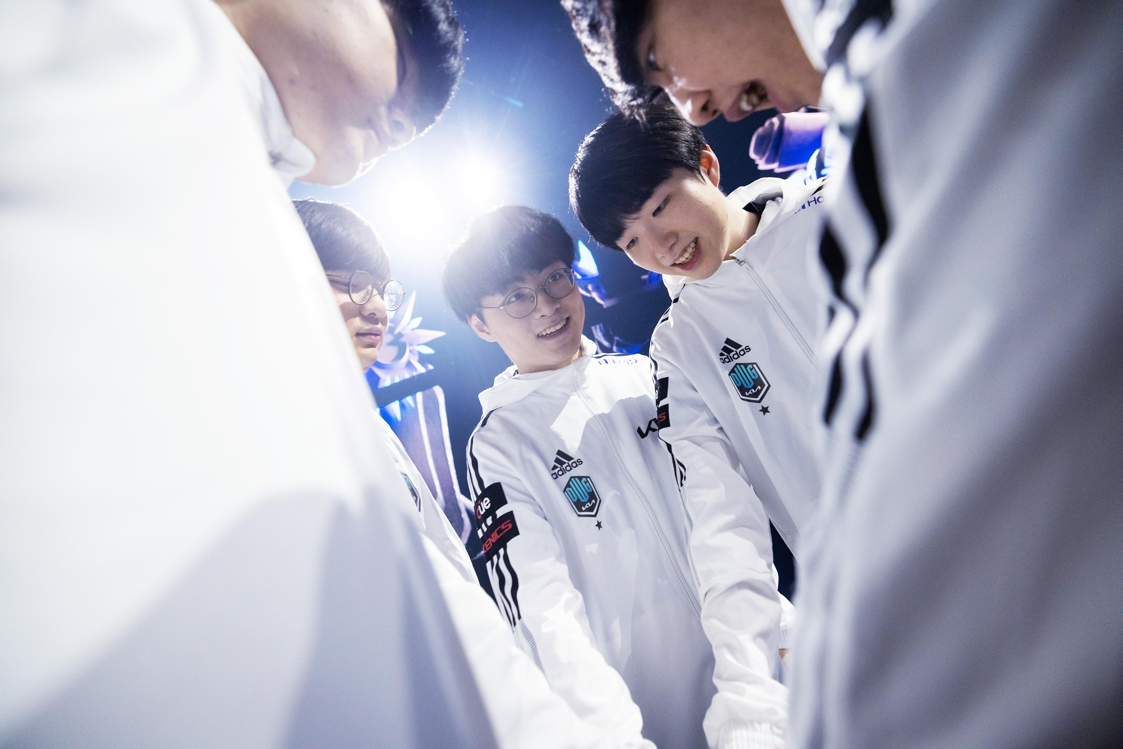 DAMWON KIA na disputa das semifinais do Worlds 2021