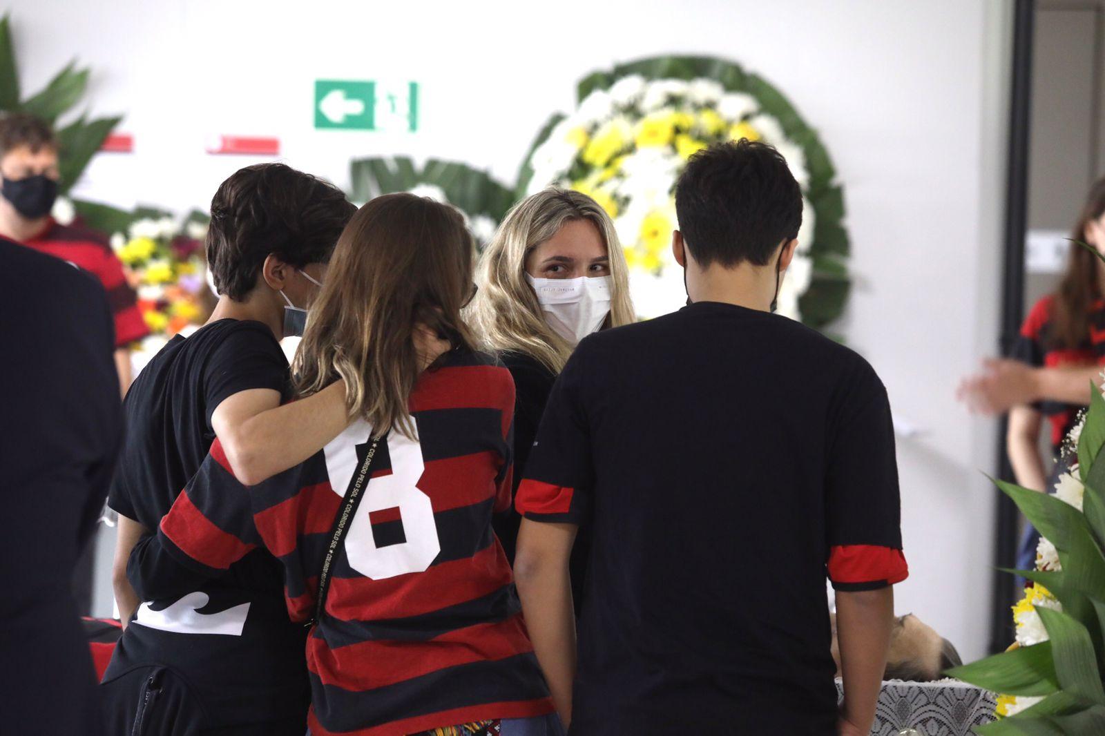 Fãs, amigos e familiares dão adeus a Sicupira; veja fotos e vídeos do velório