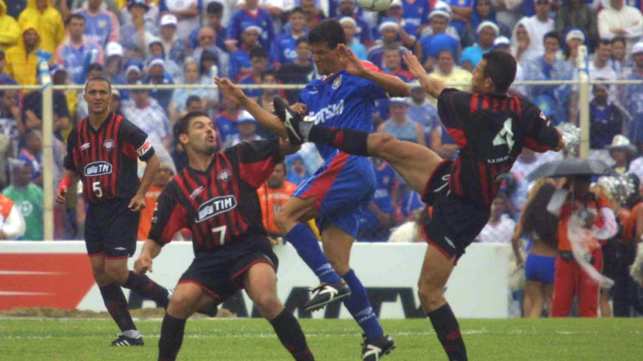 Cocito em ação na decisão de 2001 do Brasileirão. Valterci Santos/Arquivo/Gazeta do Povo