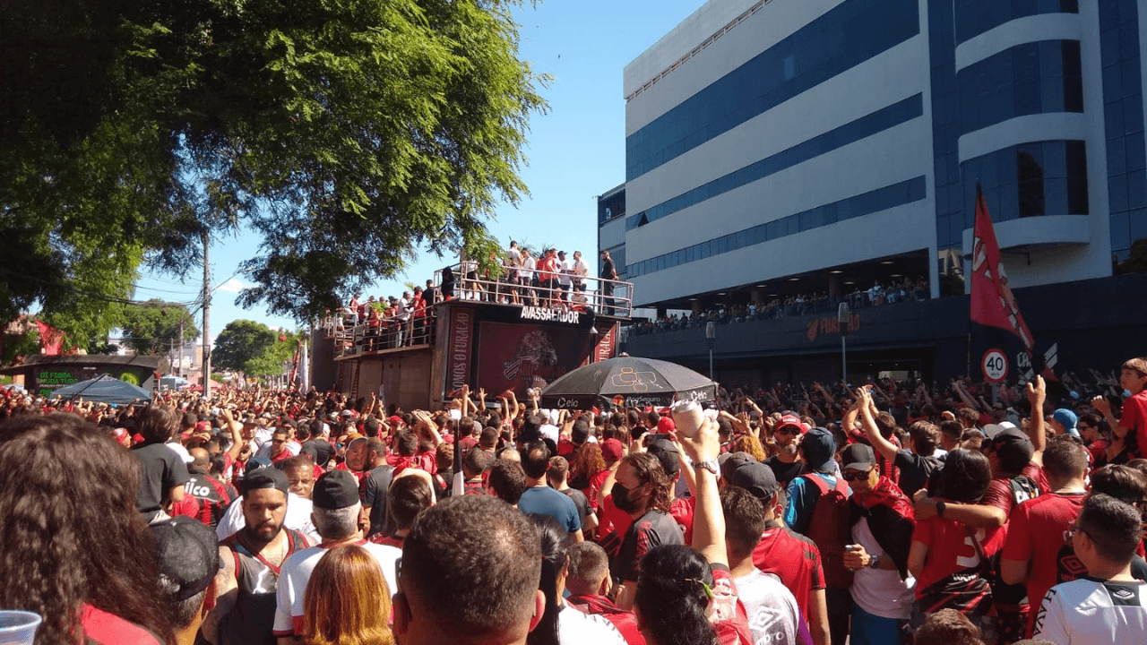 Petraglia inflama torcida em festa do bi da Sula e volta a prometer título mundial
