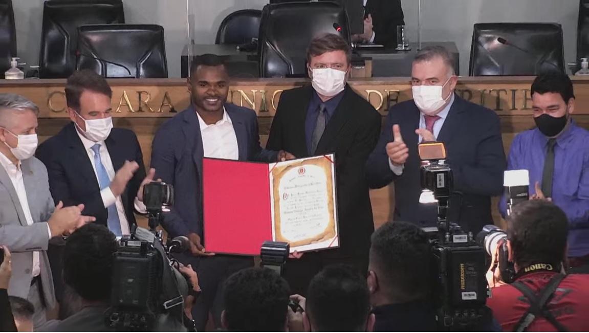 Em noite de homenagens, Nikão ganha título de cidadão honorário de Curitiba