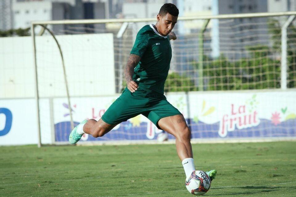 Alef Manga, de 27 anos, se destacou no Goiás.