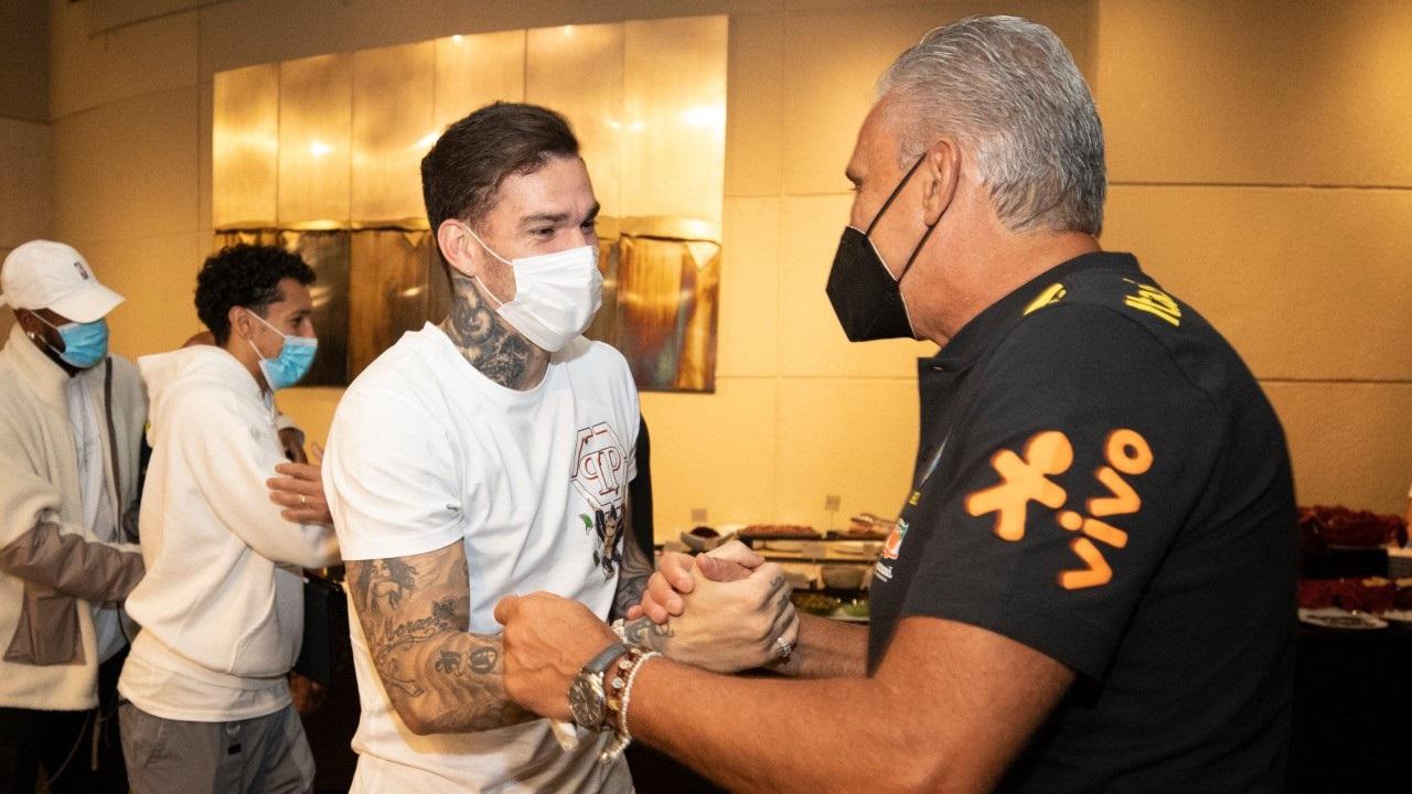 Jogadores que atuam na Europa se apresentam e seleção fica completa em Quito