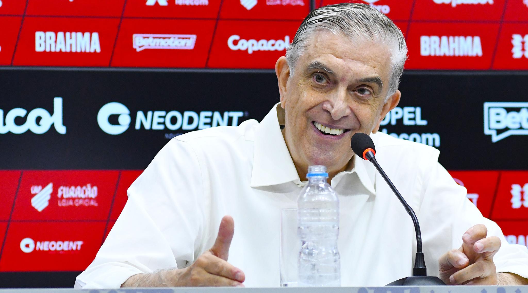 Petraglia cutuca torcida, fala sobre reforços, Fernandinho e defende Valentim