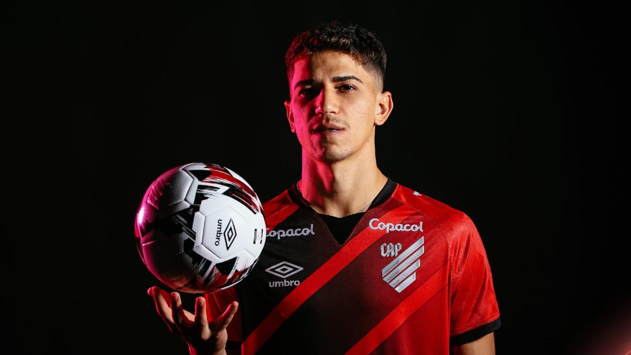 Vitor Bueno jogará com a camisa 8.