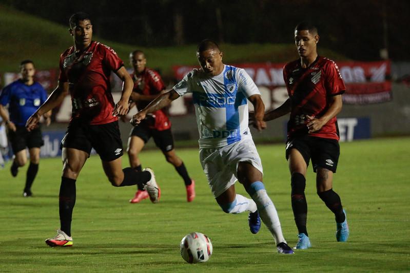 Golaço de Daniel Cruz “salva” ataque de nova atuação ruim e Athletico de derrota