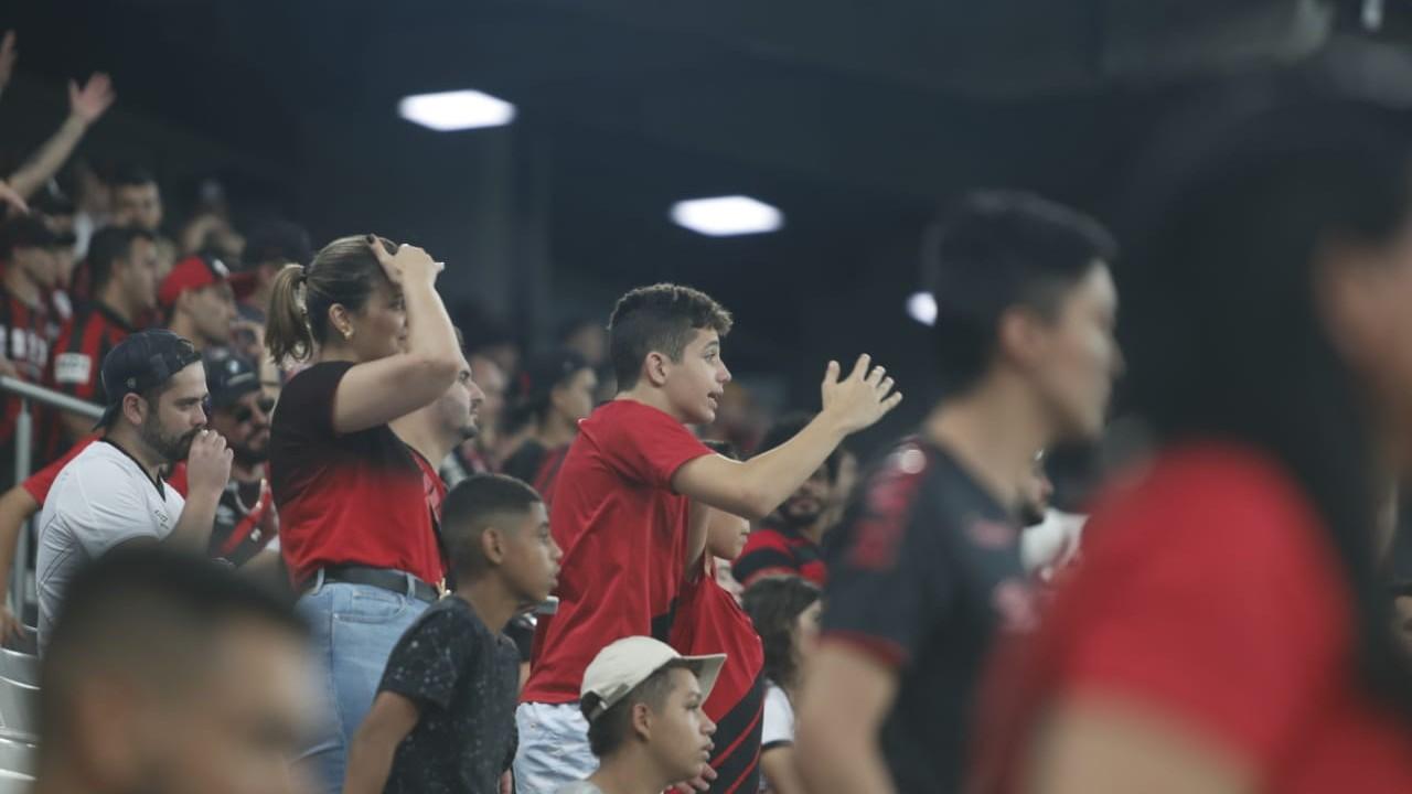 A torcida do Furacão também sabe vaiar