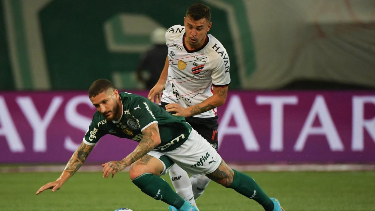 Hugo Moura, em lance de Palmeiras x Athletico