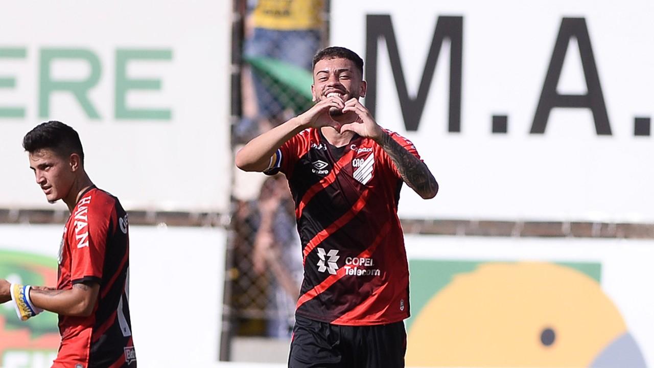 Artilheiro da primeira fase do Paranaense, Rômulo cola em principais goleadores do ano