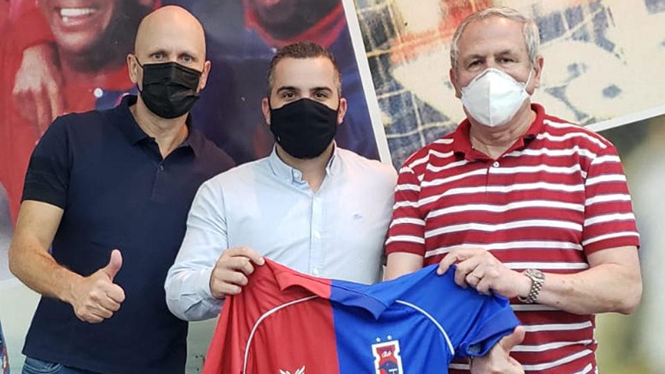 Pedro Soriano, ao centro, é o novo executivo de futebol do Paraná Clube