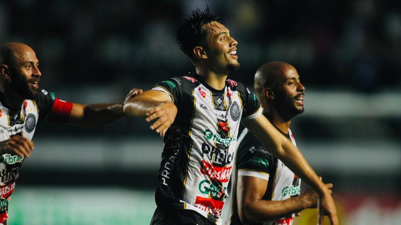 Leandro Vilela comemora gol pelo Operário