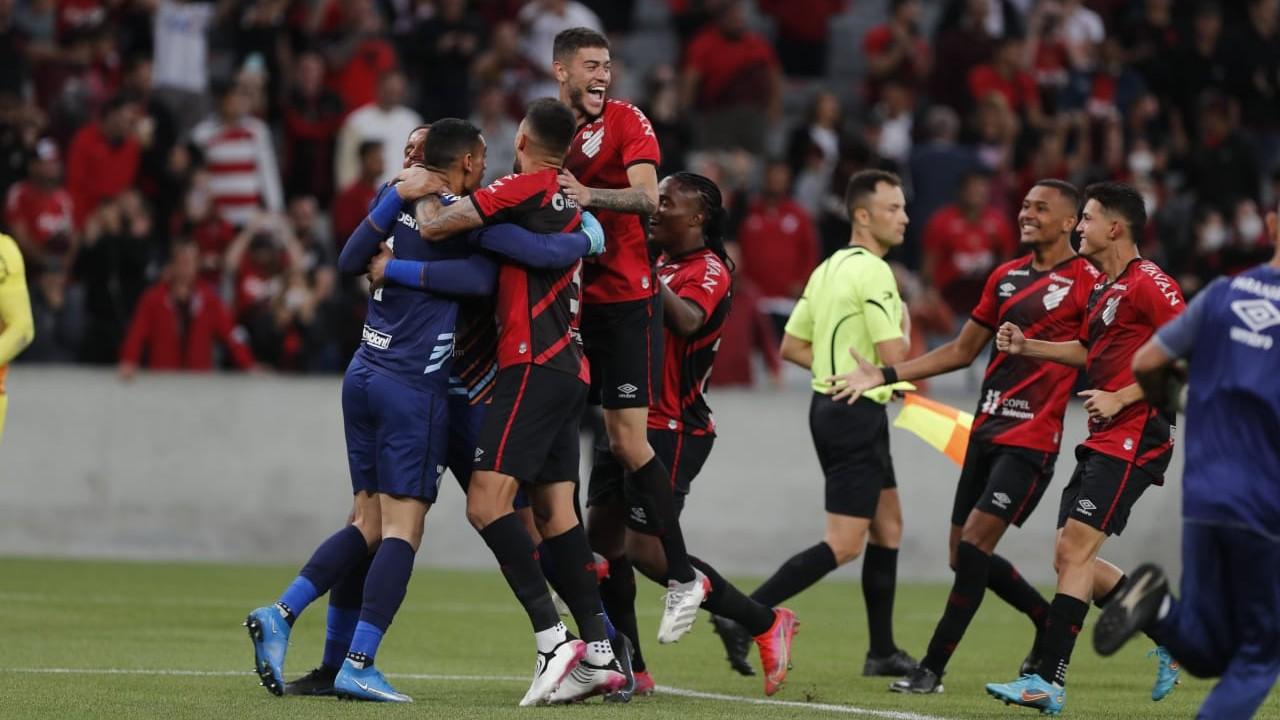 Furacão vence o Londrina, o árbitro e o seu treinador Valentim