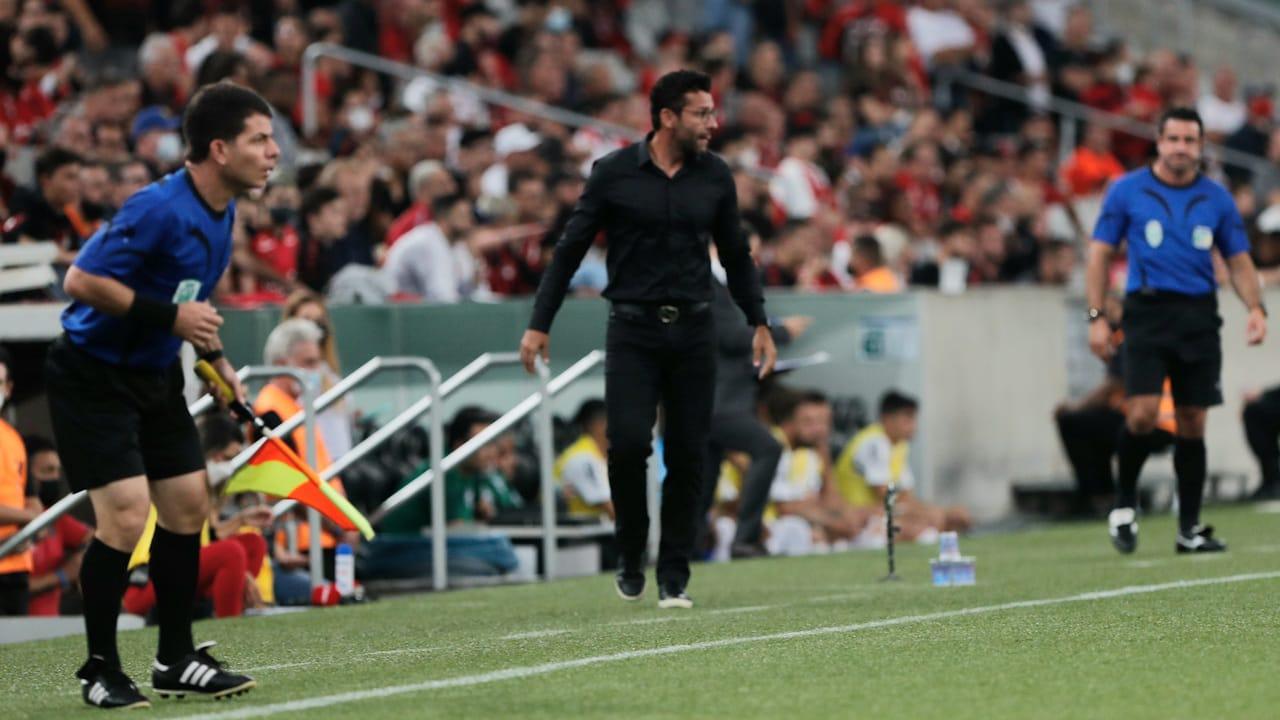 Alberto diz que o Athletico massacrou o Coritiba no segundo tempo.