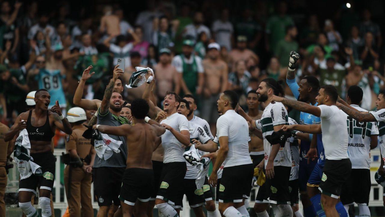 Jogadores e torcida fizeram a festa no Couto.