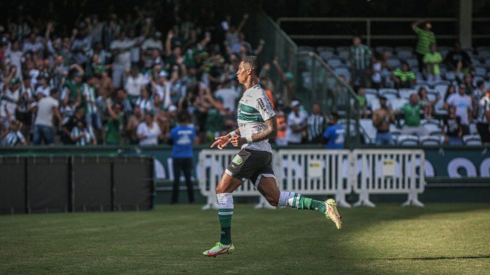 Alef Manga marcou três gols em cima do Athletico nas semifinais.