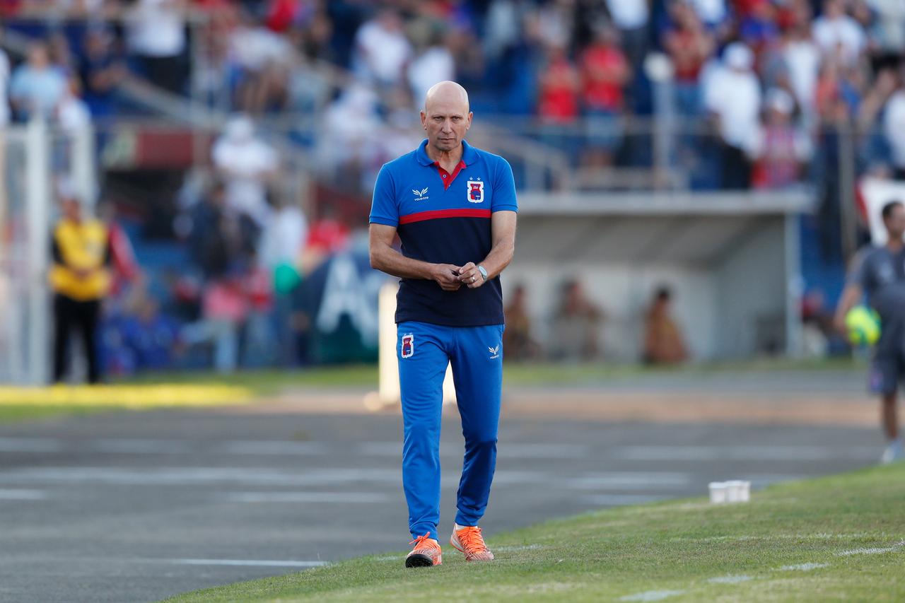 “A responsabilidade de vencer é nossa”, diz técnico do Paraná sobre próximo jogo