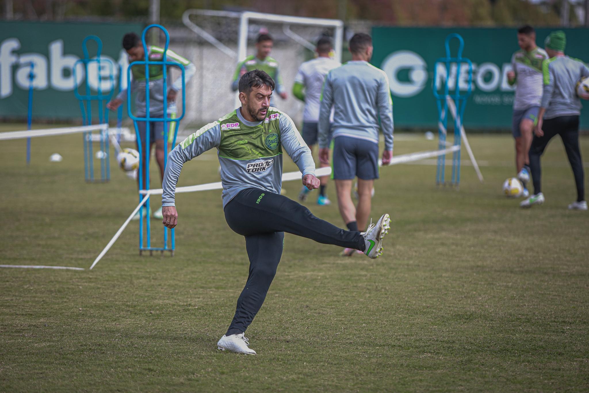 Coritiba conta com força máxima e mudanças para encarar o Avaí
