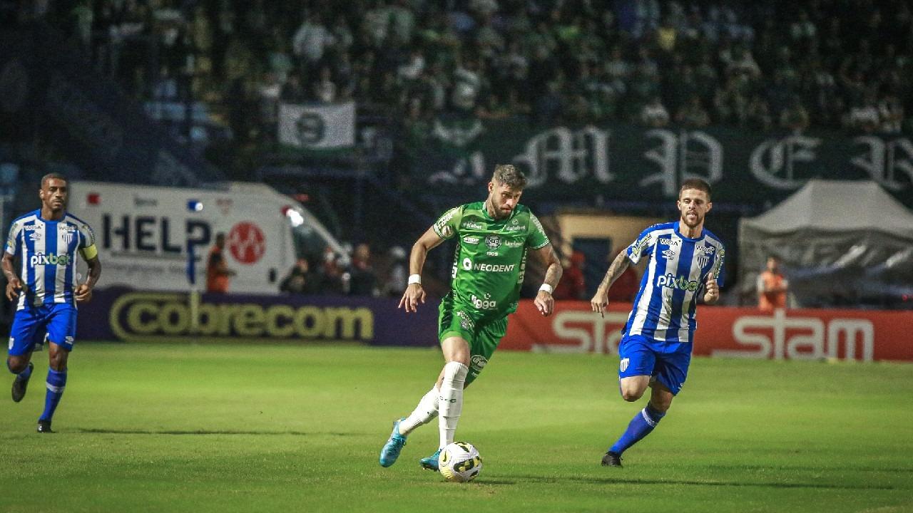 Em confronto direto pelo G4, Coxa constrói pouco e erra muito contra o Avaí