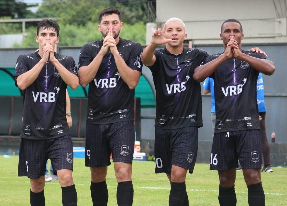 Vicos e companheiros comemoram gol sobre o Nova Iguaçu