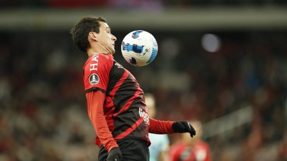 Pablo em lance de jogo contra o Libertad