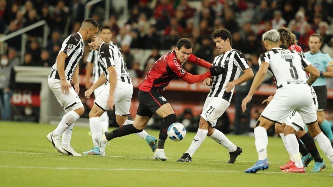 Pablo bem marcado em lance de jogo contra o Libertad