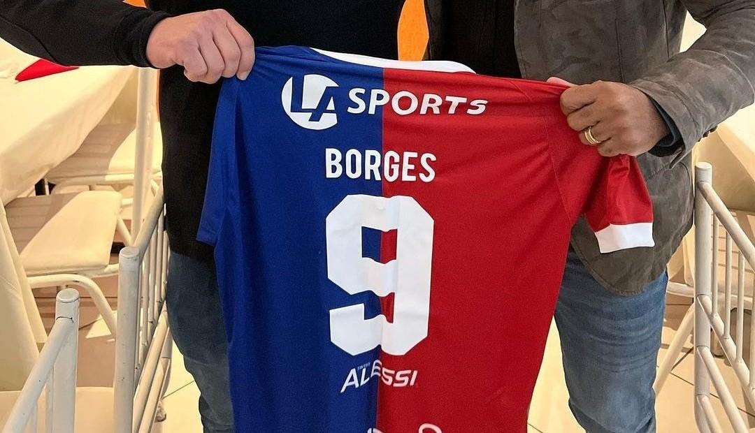 Camisa do Paraná patrocinada pela LA Sports.