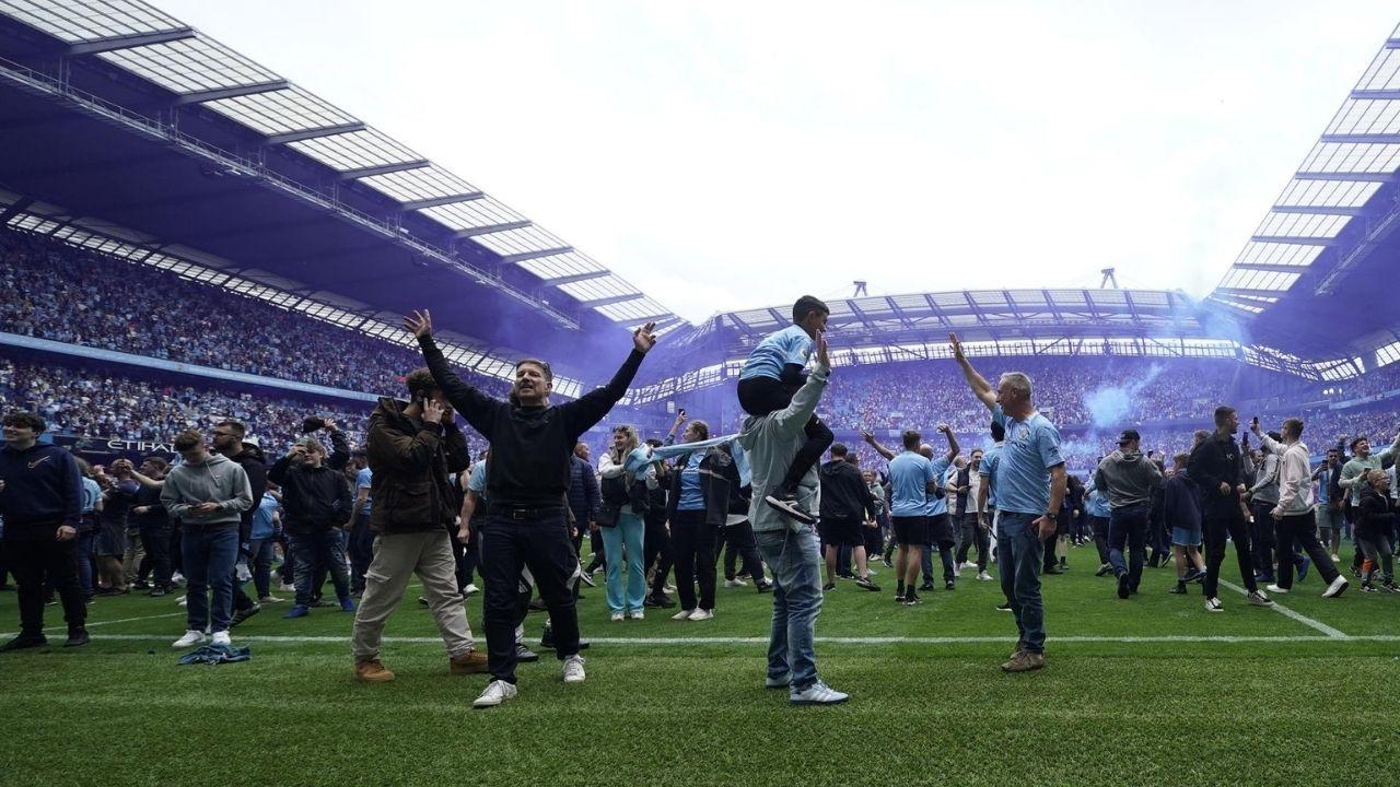 Finalmente algo divertido no Campeonato Inglês: invasão de campo