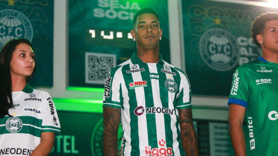 Camisa reserva segue a mesma linha da titular.